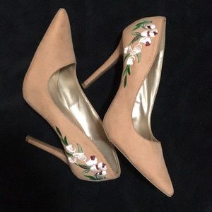 Tan pumps with floral design!!!!🌺